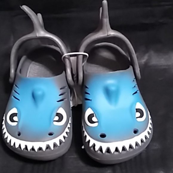 croc shark shoes